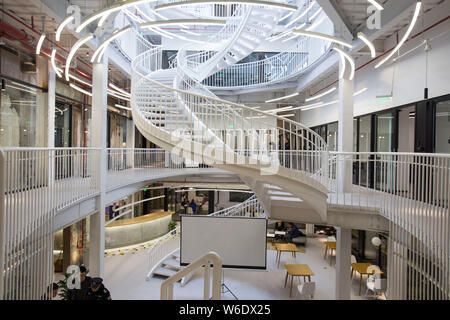 ---- Blick auf einen freigegebenen Arbeitsbereich von Shanghai-basierten, gemeinsam genutzten Büro service provider Mixpace in Shanghai, China, 23. Februar 2017. Der Operator o Stockfoto