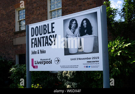 Anzeige für die Double Fantasy John & Yoko Ausstellung im Museum von Liverpool, Großbritannien Stockfoto