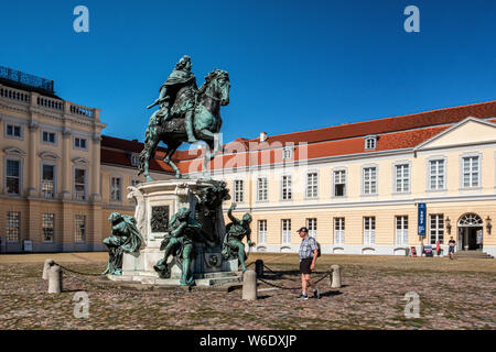 Bronzestatue von Friedrich Wilhelm I. von Brandenburg im Innenhof von Schloss Charlottenburg in Berlin. Stockfoto