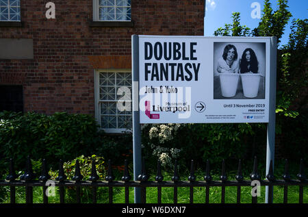 Zeichen doppelte Förderung Fantasy John & Yoko Ausstellung im Museum von Liverpool, Großbritannien Stockfoto