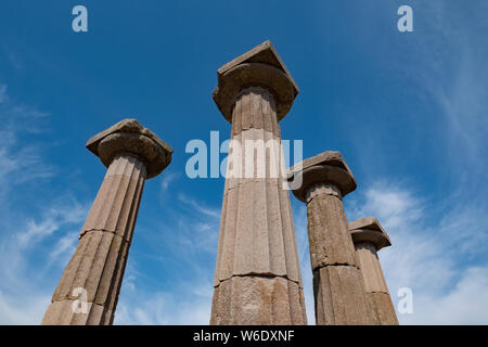 Die restlichen dorischen Säulen der antiken griechischen Tempel der Athene auf einem Hügel mit Blick auf die Ägäis im heutigen Behramkale, Türkei Stockfoto