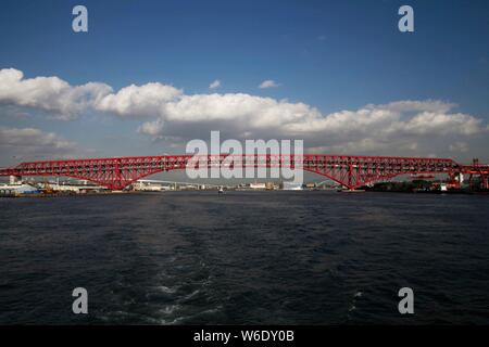 Blick auf der Welt - am längsten freitragenden Dachstuhl span, Minato Brücke, in Osaka, Japan, 25. April 2018. Die minato Bridge ist ein Doppeldecker cantileve Stockfoto