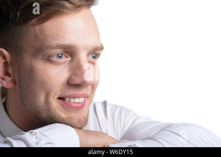 Portrait von gutaussehenden jungen Mann mit weißem T-Shirt Stockfoto
