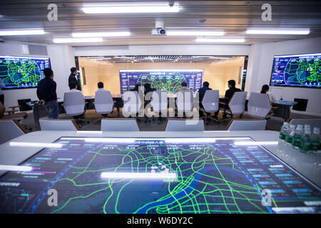 Ansicht der AI Visual Product 'Tianyao' Verkehrspolizei mit Maschine zu ersetzen 24 Uhr Patrouille in 360 ã-Modus bei der Hangzhou City Gehirn in Hangzh durchzuführen Stockfoto