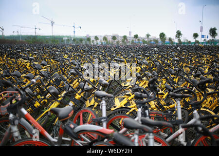 Verlassen gemeinsam Fahrräder stapeln sich auf einem Parkplatz in Nanning City, South China Guangxi Zhuang autonomen Region, 1. April 2018. Stockfoto