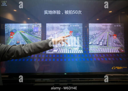 Ansicht der AI Visual Product 'Tianyao' Verkehrspolizei mit Maschine zu ersetzen 24 Uhr Patrouille in 360 ã-Modus bei der Hangzhou City Gehirn in Hangzh durchzuführen Stockfoto