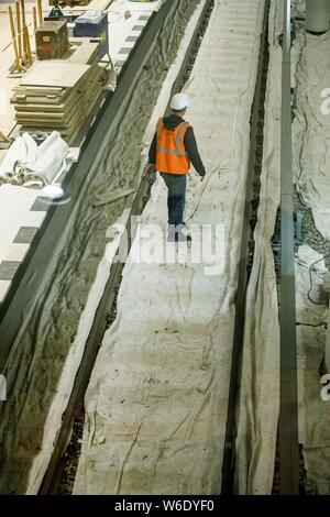 Berlin, Deutschland. 01 Aug, 2019. Ein Bauarbeiter Spaziergänge auf der überdachten Tracks einer Baustelle der künftigen U-Bahn Linie U5 bis zur U5 Informationen Station vor dem Roten Rathaus. Credit: Carsten Koall/dpa/Alamy leben Nachrichten Stockfoto