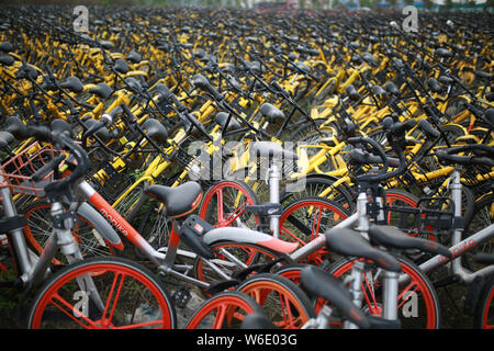 Verlassen gemeinsam Fahrräder stapeln sich auf einem Parkplatz in Nanning City, South China Guangxi Zhuang autonomen Region, 1. April 2018. Stockfoto