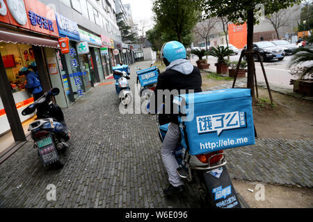 ---- Eine deliveryman der chinesischen Essen Firma Elé. Mich reitet sein Roller in Shanghai, China, 20. Januar 2015. Alibaba verkündet zu de erwerben Stockfoto