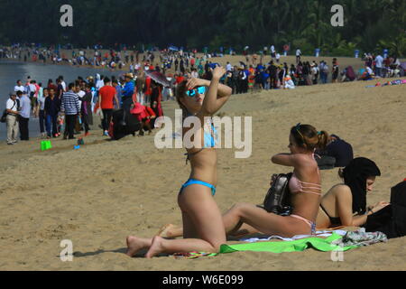 ------ Ausländische Touristen vergnügen sich auf einem Beach Resort in Sanya City, South China Hainan Provinz, 16. Februar 2018. China wird ein tolles Angebot Stockfoto