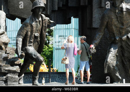 Warschau Polen - Donnerstag, 1. August - die Besucher vor dem Denkmal des Warschauer Aufstands in Warschau, Polen erinnert an den 75. Jahrestag des Warschauer Aufstands (Powstanie Warszawskie) gegen die Besatzungsmacht deutschen Armee am 1. August 1944 - Der Warschauer Aufstand Widerstandskämpfer der Heimatarmee (Armia Krajowa - AK) kämpfte auf für 63 Tage gegen die nationalsozialistische Kräfte als Kapitulation vor der anrückenden sowjetischen Armee über den nahe gelegenen Fluss Weichsel wartete. Foto Steven Mai/Alamy leben Nachrichten Stockfoto