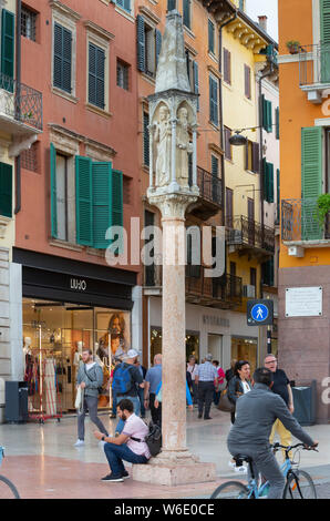 Besucher flanieren auf der prestigeträchtigen Einkaufsstraße von Verona, Via Giuseppe Mazzini. Stockfoto