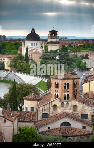 Das Brechen der Horizont sind die Dome + Glockenturm von Parrocchia di San Giorgio in Braida - Eine römisch-katholische Kirche am Ufer des Flusses Adige in Verona, Italien. Stockfoto