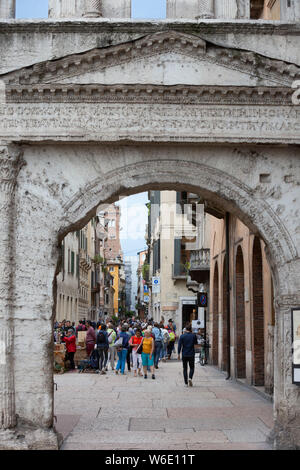 Die Porta Borsari sind ein Paar von Gateways, die zum ältesten Teil von Verona und aus dem 1. Jahrhundert CE. Stockfoto