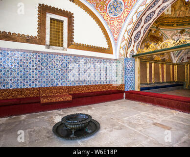 Topkapı Sarayı, Fatih, Türkei. Aus dem verbarsten Fenster in der Wand konnte der Sultan die Versammlung seiner Gäste unbemerkt beobachten Stockfoto