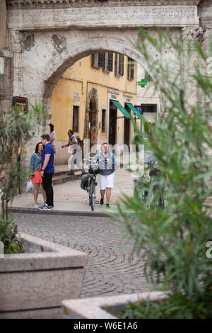 Die Porta Borsari sind ein Paar von Gateways, die zum ältesten Teil von Verona und aus dem 1. Jahrhundert CE. Stockfoto