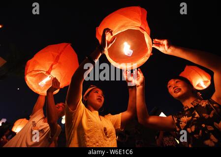 Menschen release Himmelslaternen, auch als Laternen Kongming bekannt, bei der Bank von lancang River der 1380Th neues Jahr des Dai ethnische Minderheit zu feiern. Stockfoto