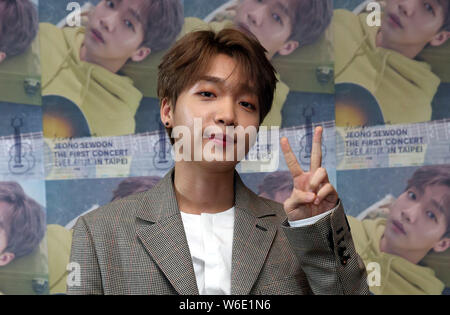 ** TAIWAN AUS ** südkoreanischen Sänger Jeong Se-woon nimmt an einem Interview in Taipei, Taiwan, 28. April 2018. *** Local Caption *** Stockfoto