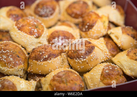 Flaounes sind herzhafte Ostern Gebäck, dass Ziegen Käse (oder eine Vielzahl von Käsesorten), Eier, Gewürze und Kräuter enthalten alle in einer Hefe Teig gewickelt. Stockfoto