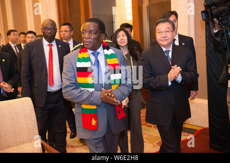 Emmerson Mnangagwa, Präsident von Simbabwe, Links, und Jiang Zengwei, Vorsitzender des Rates für die Förderung des internationalen Handels (CCPIT) att Stockfoto