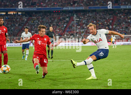 München, Deutschland. Juli 31, 2019. Harry KANE, Hotspurs 10 schießen auf Ziel, Abziehen, erschossen, Free Kick, für die Kugel konkurrieren, Bekämpfung, Duell, Kopfzeile, Zweikampf, Action, Kampf gegen Jonas KEHL, FCB 46 FC BAYERN MÜNCHEN - Tottenham Hotspur 7-8 a.P. Endrunde Fußball AUDI CUP 2019, A l l i a n z a r e n ein München, 31. Juli 2019 FCB, Saison 2019/2020, München Quelle: Peter Schatz/Alamy leben Nachrichten Stockfoto