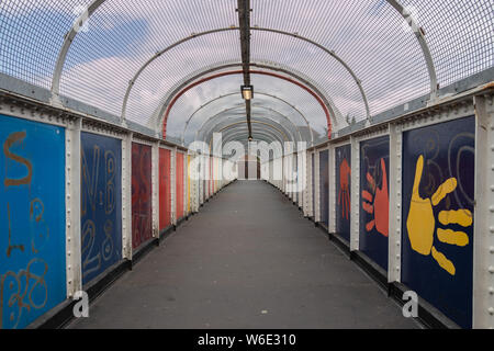 Eine bunte Eisen oder Stahl Brücke oder Tunnel im urbanen Raum Stockfoto
