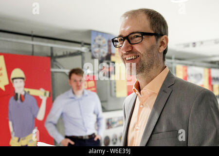 Berlin, Deutschland. 01 Aug, 2019. Daniel Buchholz (SPD), Sprecher für Stadtentwicklung der SPD-Fraktion im Abgeordnetenhaus, spricht während einer Pressekonferenz auf der Baustelle des künftigen U-Bahn Linie U5 bis zur U5 Informationen Station vor dem Roten Rathaus. Credit: Carsten Koall/dpa/Alamy leben Nachrichten Stockfoto