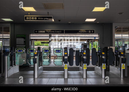 Ein Ticket Drehkreuz oder Ticket Tor an einer britischen Bahnhof Plattform Zugang Stockfoto