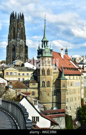 Schweiz: Freiburg. Altstadt mit dem Rathaus und der Turm der Kathedrale St. Nicholas (Saint-Nicolas), eine Perle der gotischen Kunst zwischen gebaut Stockfoto