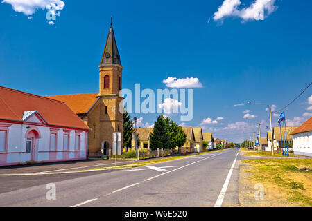 Blick auf die Straße von Karanac Kirche und historische Architektur, ethno Dorf in der Baranja Region von Kroatien Stockfoto