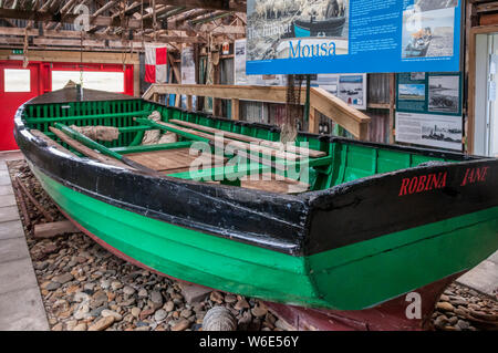 Interpretive Centre in alten boatshed an Sandsayre Pier, der Ausgangspunkt für die Fahrt mit der Fähre auf die Insel Mousa. Robina Jane, die Mousa flitboat. Stockfoto