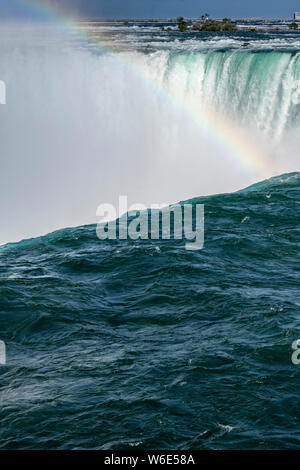 Regenbogen über Niagara Falls Stockfoto