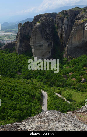 Meteora - eine Komplexe der Klöster, die zweitgrößte in der Größe nach Athos, auf den Gipfeln der Thessalien Felsen gelegen, im Norden Griechenlands, in der Nähe von t Stockfoto