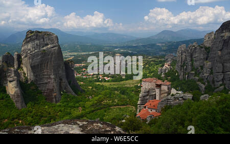 Meteora - eine Komplexe der Klöster, die zweitgrößte in der Größe nach Athos, auf den Gipfeln der Thessalien Felsen gelegen, im Norden Griechenlands, in der Nähe von t Stockfoto