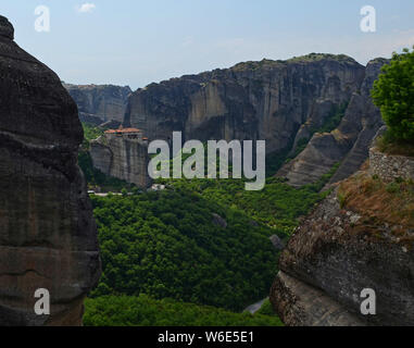 Meteora - eine Komplexe der Klöster, die zweitgrößte in der Größe nach Athos, auf den Gipfeln der Thessalien Felsen gelegen, im Norden Griechenlands, in der Nähe von t Stockfoto