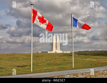 Französische und kanadische Fahnen fliegen vor der Vimy Ridge kanadischen Weltkrieg ein Kriegerdenkmal, Frankreich Stockfoto