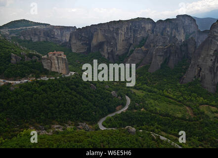 Meteora - eine Komplexe der Klöster, die zweitgrößte in der Größe nach Athos, auf den Gipfeln der Thessalien Felsen gelegen, im Norden Griechenlands, in der Nähe von t Stockfoto