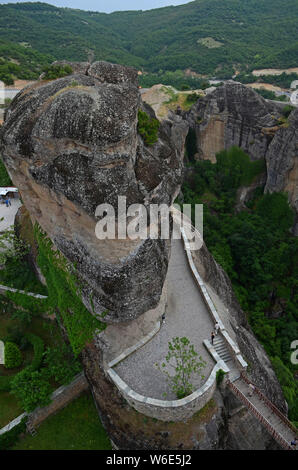 Meteora - eine Komplexe der Klöster, die zweitgrößte in der Größe nach Athos, auf den Gipfeln der Thessalien Felsen gelegen, im Norden Griechenlands, in der Nähe von t Stockfoto