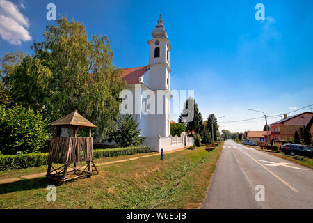 Blick auf die Straße von Karanac Kirche und historische Architektur, ethno Dorf in der Baranja Region von Kroatien Stockfoto