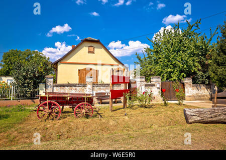 Blick auf die Straße von Karanac historische Architektur, ethno Dorf in der Baranja Region von Kroatien Stockfoto