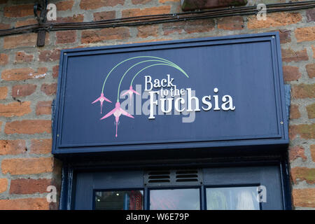 Zurück zu The Fuchsia, ein schrulliger Name für einen Floristen-Shop, in der Marktstadt Stony Stratford, Großbritannien Stockfoto