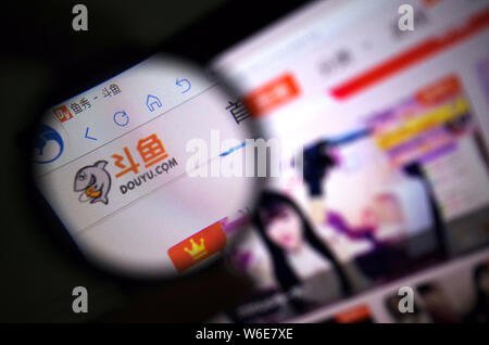 ---- Einen chinesischen Netizen durchsucht die Website der chinesischen Spiel Video Streaming Plattform Douyu TV in Ji'Nan, der ostchinesischen Provinz Shandong, 14. Jul. Stockfoto