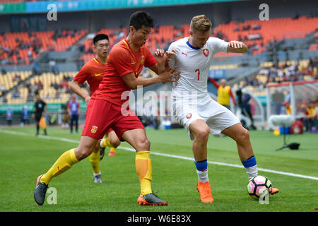 Antonin Barak, Rechts, von der Tschechischen Republik die nationale Fußballmannschaft kickt den Ball einen Pass gegen Spieler der chinesischen nationalen Männer Fußball-Mannschaft, die ich zu machen Stockfoto