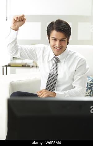 Geschäftsmann beim Fernsehen Stockfoto