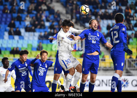 Dejan Damjanovic, zweite rechts, der südkoreanischen Suwon Samsung Bluewings FC Herausforderungen Tao Jin von Chinas Shanghai Greenland Shenhua FC in einer Gruppe H m Stockfoto