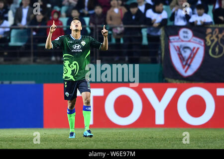 Kim Shin-wook von Südkorea der Jeonbuk Hyundai Motors feiert nach dem Scoring ein Ziel gegen die chinesischen Tianjin Quanjian in einer Gruppe E Gleichen während der 2. Stockfoto