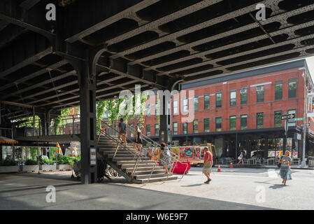 Chelsea New York, Ansicht der Gansevoort St Eingang zum High Line im Meatpacking District von Chelsea, Manhattan, New York City, USA Stockfoto