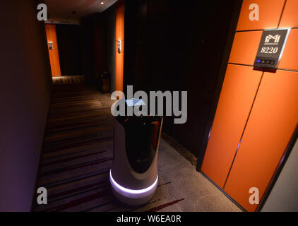 Ein intelligenter Roboter bedient Kunden in einem High Tech Hotel in Chengdu City, im Südwesten Chinas Provinz Sichuan, 21. März 2018. Roboter serviert Custome Stockfoto