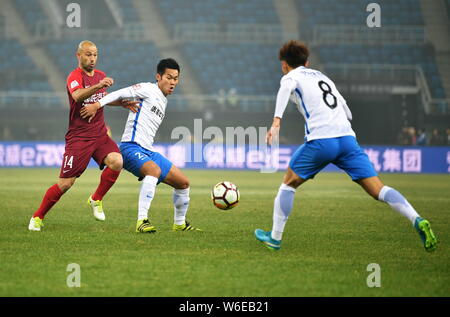 Argentinische Fußballspieler Javier Mascherano, Links, Hebei China Fortune Herausforderungen Spieler von Tianjin TEDA in ihrer ersten Runde während der 201 Stockfoto