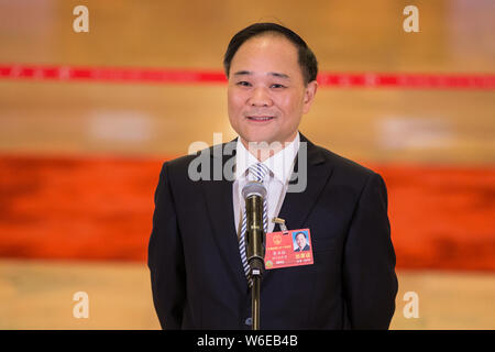 Li Shufu, Vorsitzender der Zhejiang Geely Holding Group Co., Ltd., auch ein Stellvertreter des 13. Nationalen Volkskongress (NVK), nimmt an einem Interview nach t Stockfoto